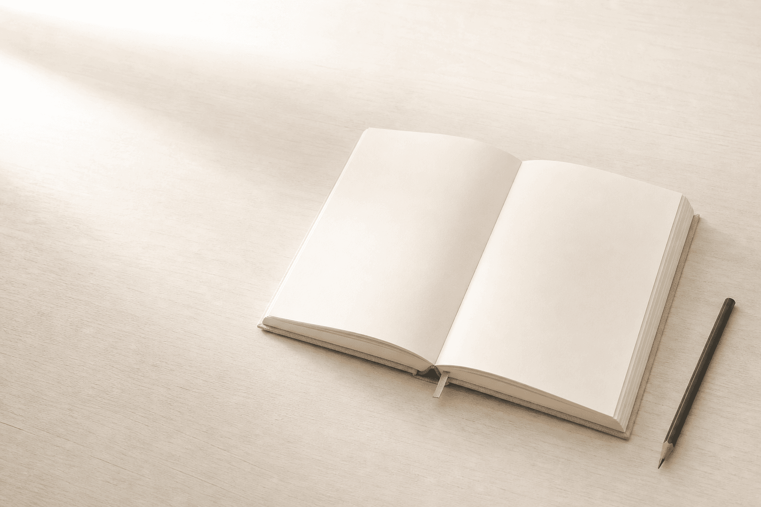 Un libro abierto sobre una mesa de madera junto a una taza
